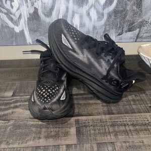 Hoka Clifton 9 women's training shoe SZ 6